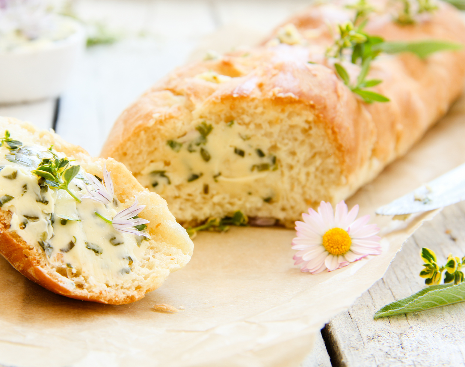 alt="Atelier de découverte des plantes sauvages en Haute-Savoie
